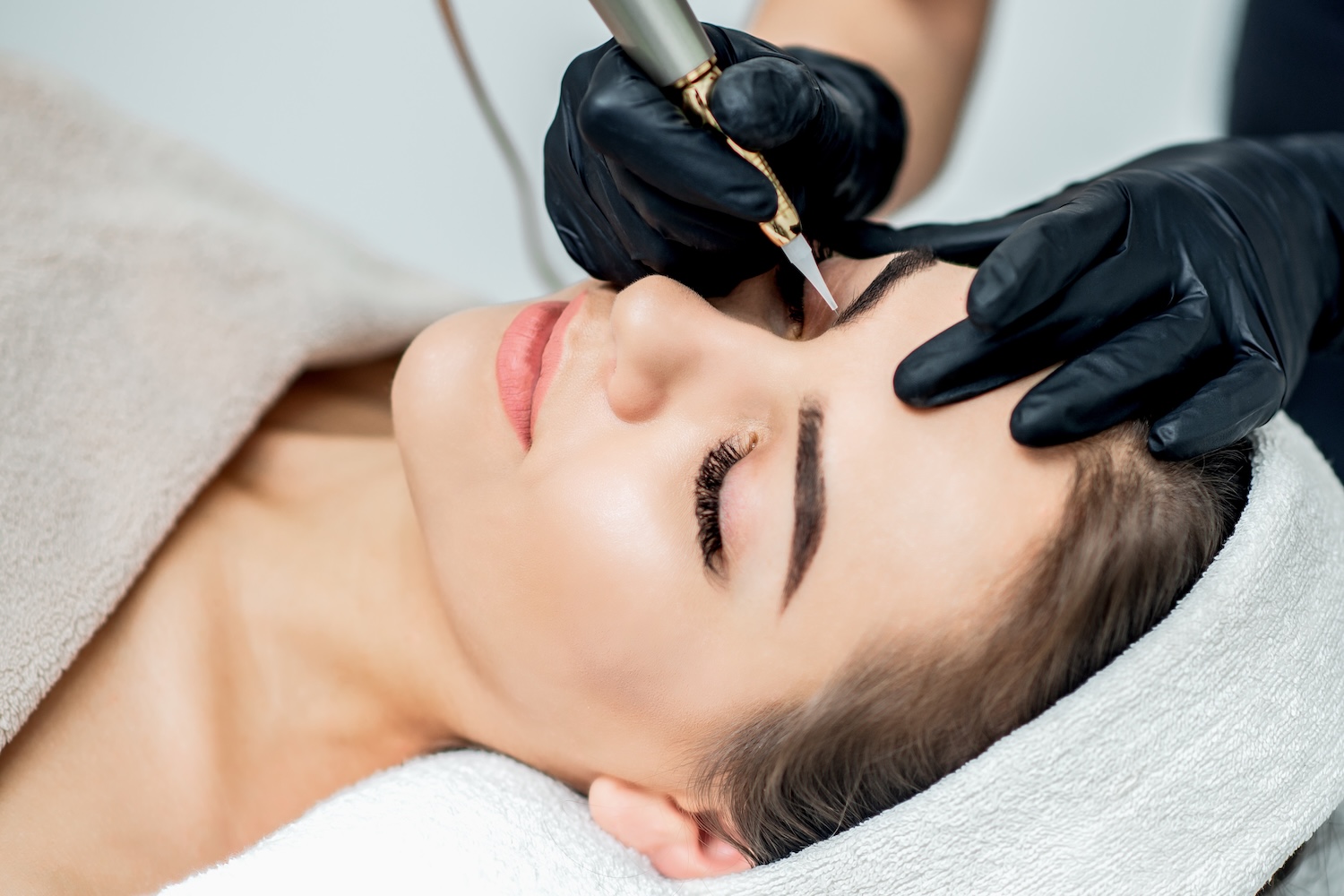 Zertifiziertes Permanent Make-up für Powderbrows in Leipzig bei Crystal Beauty.